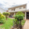 Casa com edícula em Santa Felicidade, com 4 quartos, sendo 3 suítes e 5 vagas de garagem.